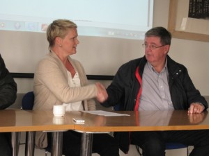 Elfa Dögg Þórðardóttir stjórnarformaður SASS og Gísli Friðjónsson forstjóri Hópbíla handsala samninginn.