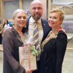 „Ótrúlegur drifkraftur“ í Mýrdalshreppi: Harpa Elín Haraldsdóttir hlýtur Menningarverðlaun Suðurlands 2025 Frá vinstri_Ingunn Jónsdóttir framkvæmdastjóri SASS_ Anton Kári Halldórsson stjórnarformaður SASS og Harpa Elín verðlaunahafi