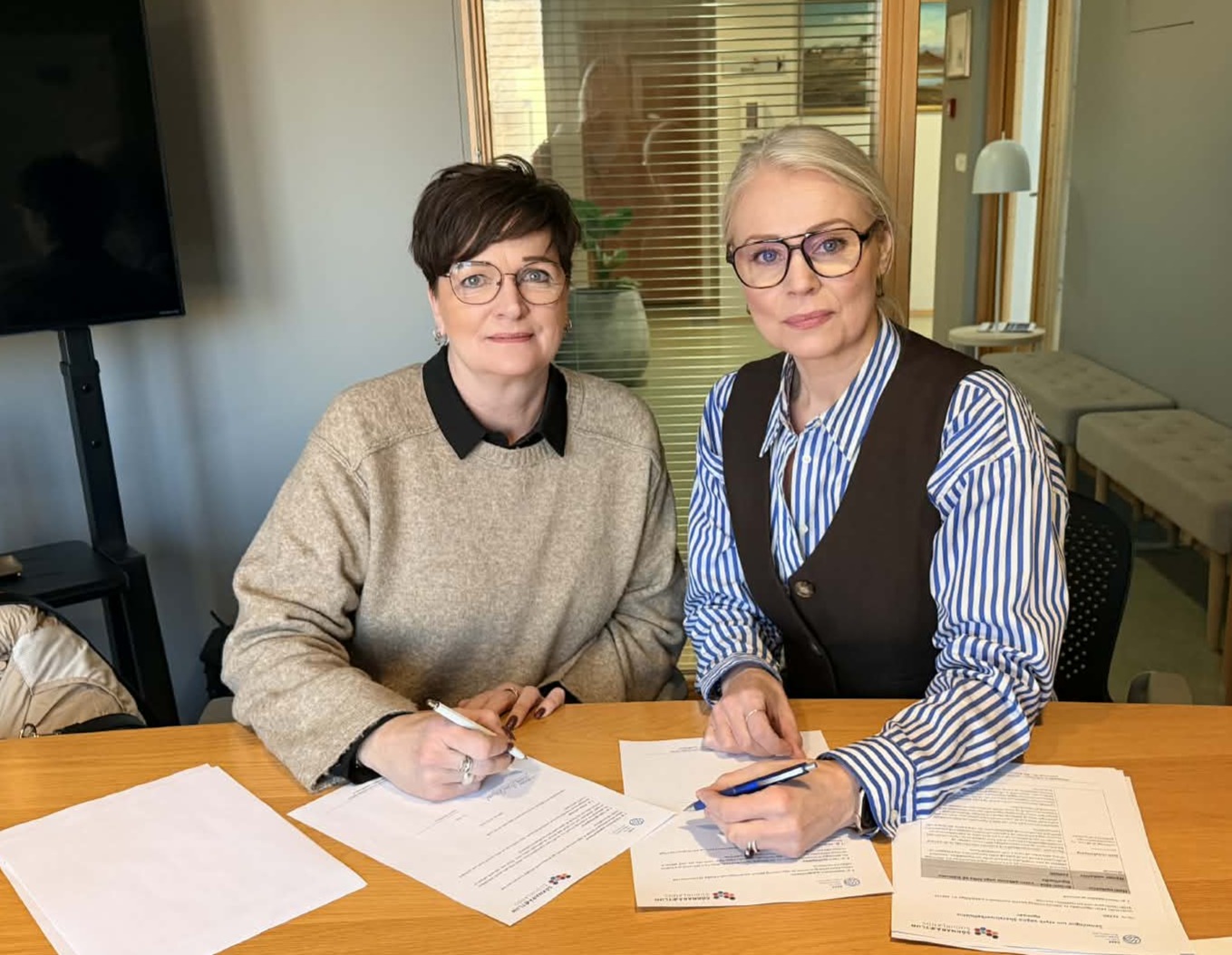 SASS og Sigurhæðir skrifa undir samning um verkefnið „Brúum bilið“